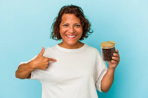 Mulher Latina Meia Idade Segurando Frasco Café Isolado Fundo Azul — Fotografia de Stock