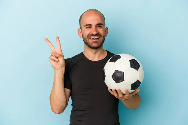 Νέοι Επιχειρήσεων Φαλακρός Άνθρωπος Παίζει Ποδόσφαιρο Απομονώνονται Μπλε Φόντο Χαρούμενη — Φωτογραφία Αρχείου