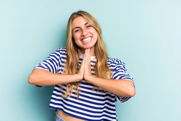 Junge Kaukasische Blonde Frau Isoliert Auf Blauem Hintergrund Hält Die — Stockfoto