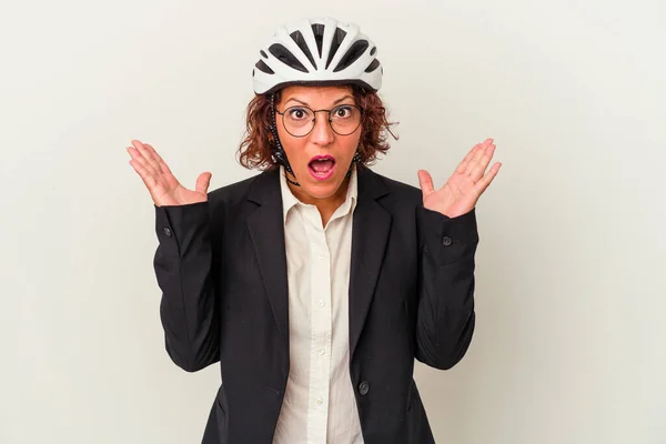 Moyen Age Femme Affaires Latine Portant Casque Vélo Isolé Sur — Photo