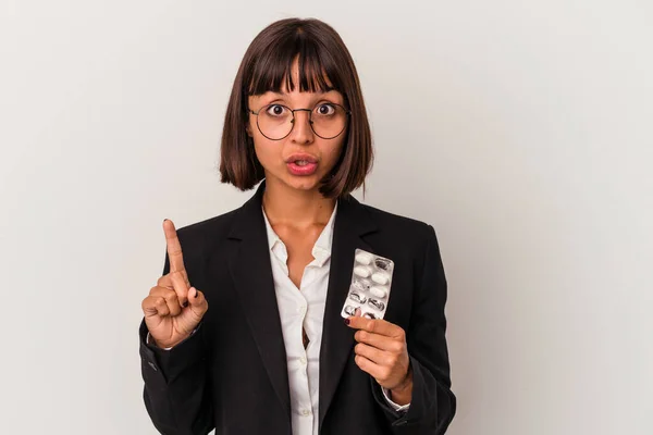 Joven Mujer Negocios Raza Mixta Sosteniendo Pastillas Aisladas Teniendo Alguna —  Fotos de Stock