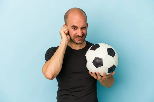 기업인 대머리 아저씨 가손으로 채푸른 배경에서 고립된 축구를 — 스톡 사진