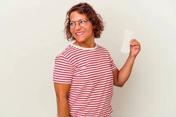 Frau Mittleren Alters Hält Eine Kompresse Isoliert Auf Weißem Hintergrund — Stockfoto