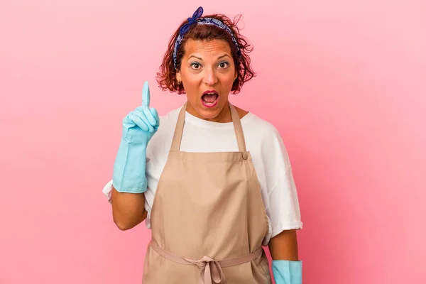 Mittelalter Lateinische Frau Isoliert Auf Rosa Hintergrund Mit Einer Tollen — Stockfoto