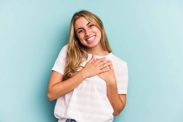 Junge Kaukasische Blonde Frau Auf Blauem Hintergrund Hat Freundlichen Gesichtsausdruck — Stockfoto