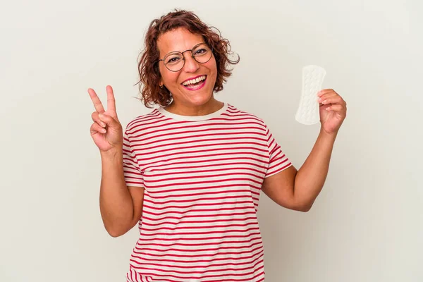 Mujer Mediana Edad Sosteniendo Una Compresa Aislada Sobre Fondo Blanco —  Fotos de Stock