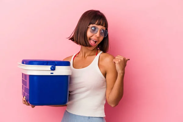 Young Mixed Race Woman Holding Cooler Isolated Pink Background Points — Stock Photo, Image