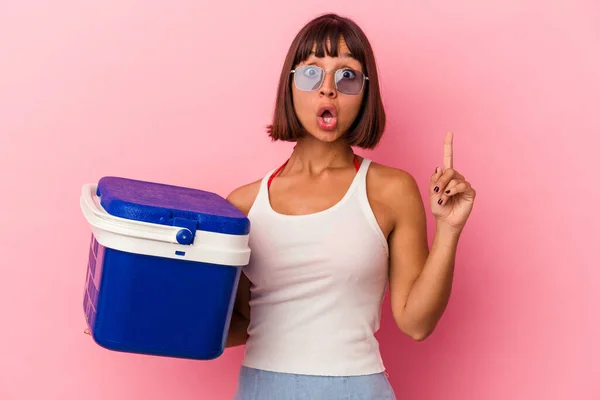 Joven Mujer Raza Mixta Sosteniendo Refrigerador Aislado Sobre Fondo Rosa —  Fotos de Stock