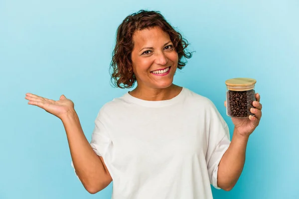 Mulher Latina Meia Idade Segurando Frasco Café Isolado Fundo Azul — Fotografia de Stock