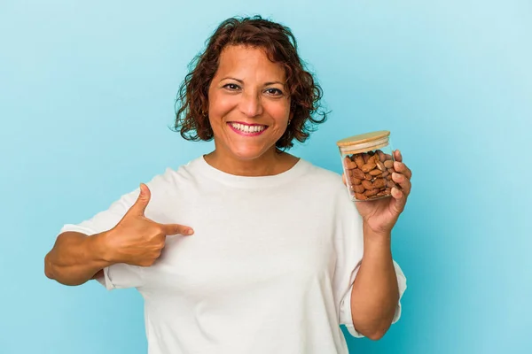 Jonge Gemengde Ras Vrouw Met Een Amandel Pot Geïsoleerd Blauwe — Stockfoto