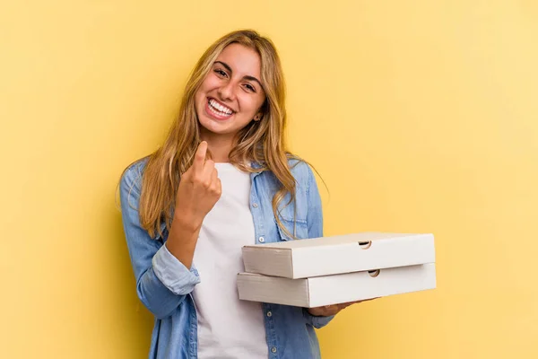 Jonge Kaukasische Blonde Vrouw Houden Pizza Geïsoleerd Gele Achtergrond Wijzend — Stockfoto