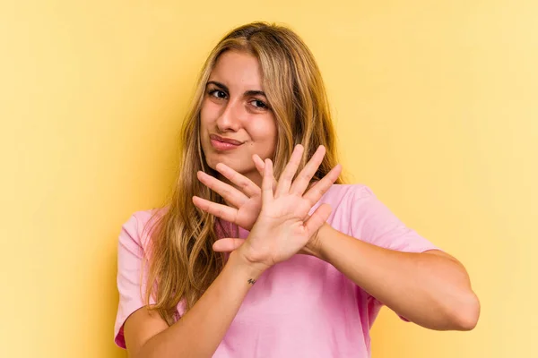 Jeune Femme Blonde Caucasienne Isolée Sur Fond Jaune Faisant Geste — Photo