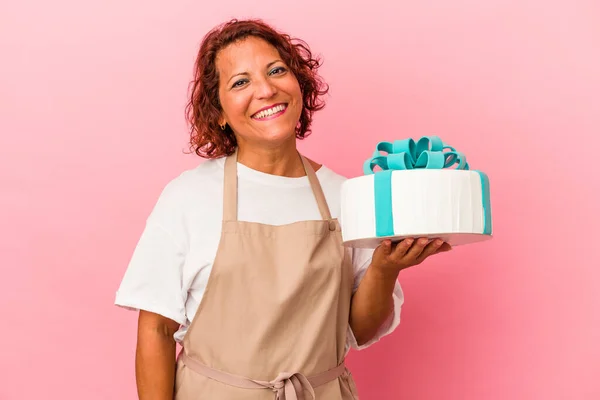 Mujer Latina Pastelera Mediana Edad Sosteniendo Pastel Aislado Sobre Fondo —  Fotos de Stock