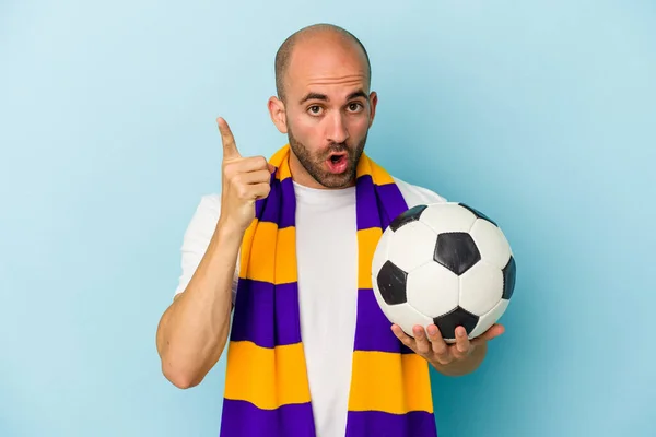 Jovem Careca Esporte Vestindo Lenço Isolado Fundo Azul Ter Uma — Fotografia de Stock