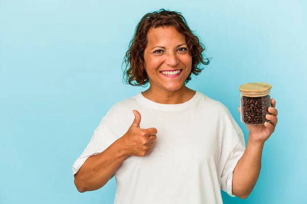 Lateinische Frau Mittleren Alters Hält Ein Kaffeeglas Isoliert Auf Blauem — Stockfoto