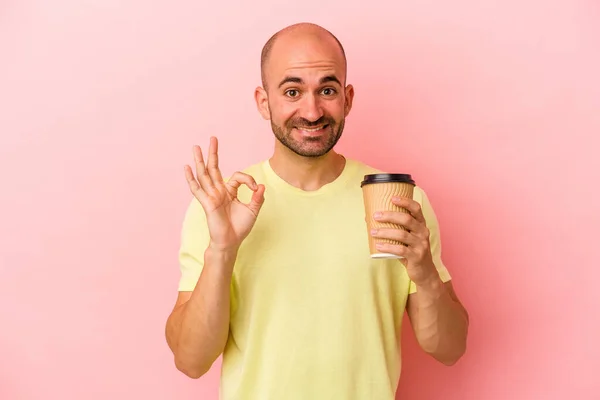 Mladý Běloch Plešatý Muž Drží Odnést Kávu Izolované Růžovém Pozadí — Stock fotografie