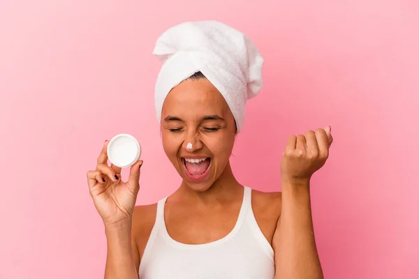 Joven Mujer Raza Mixta Sosteniendo Crema Facial Aislada Sobre Fondo — Foto de Stock