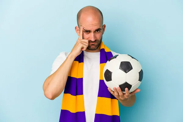 Jovem Careca Esporte Vestindo Lenço Isolado Fundo Azul Apontando Templo — Fotografia de Stock