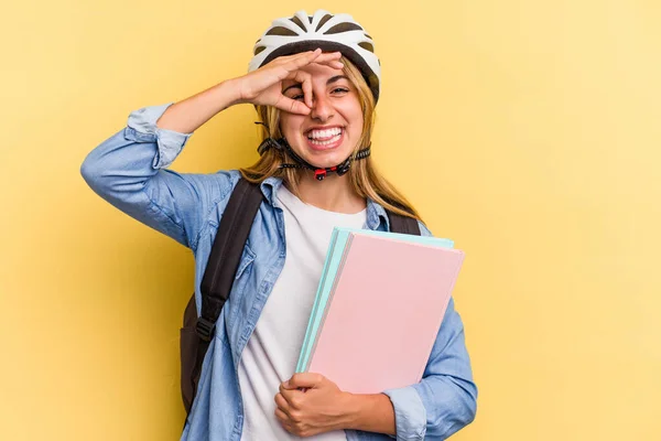 若いですCaucasian学生女性身に着けていますAバイクヘルメット隔離されました上の黄色の背景励起キープオックジェスチャーオン目 — ストック写真