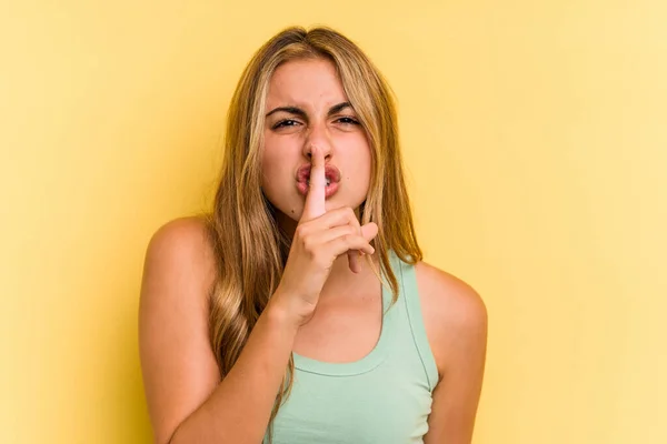 Jovem Mulher Loira Caucasiana Isolada Fundo Amarelo Mantendo Segredo Pedindo — Fotografia de Stock