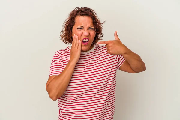 Lateinamerikanerin Mittleren Alters Isoliert Auf Weißem Hintergrund Mit Starken Zahnschmerzen — Stockfoto