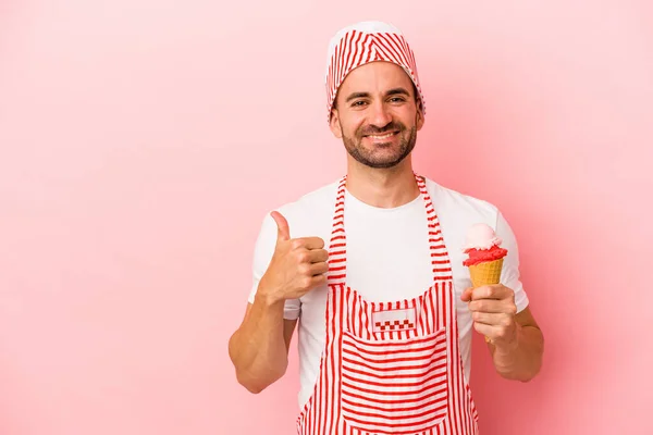 Jonge Ijsmaker Man Met Ijs Geïsoleerd Roze Achtergrond Glimlachen Het — Stockfoto