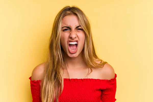 Young Caucasian Blonde Woman Isolated Yellow Background Shouting Very Angry — Stock Photo, Image