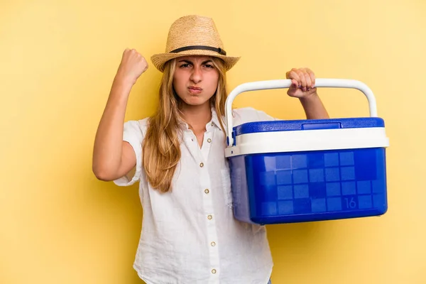 Young Caucasian Woman Holding Refrigerator Isolated Yellow Background Showing Fist — Stock Photo, Image
