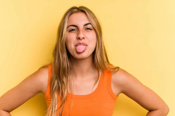 Joven Mujer Rubia Caucásica Aislada Sobre Fondo Amarillo Divertida Amigable — Foto de Stock