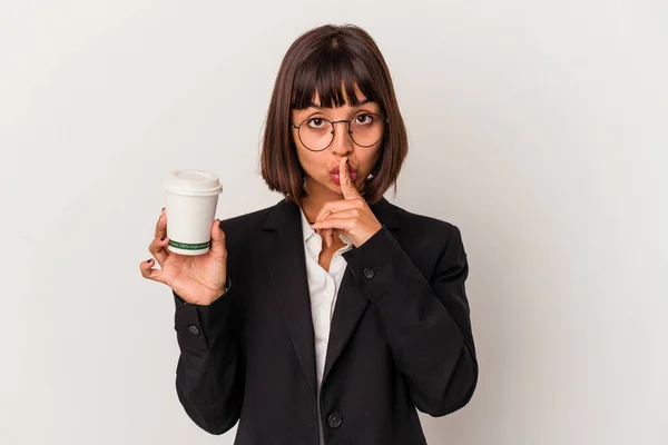 Joven Mujer Negocios Raza Mixta Sosteniendo Café Aislado Sobre Fondo —  Fotos de Stock