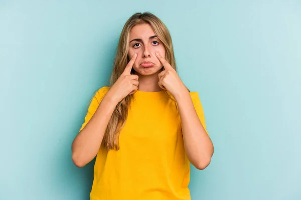 Jonge Kaukasische Blonde Vrouw Geïsoleerd Blauwe Achtergrond Huilen Ongelukkig Met — Stockfoto