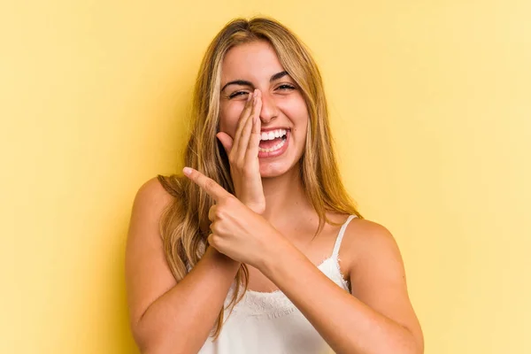 Ung Kaukasisk Blond Kvinna Isolerad Gul Bakgrund Säger Ett Skvaller — Stockfoto