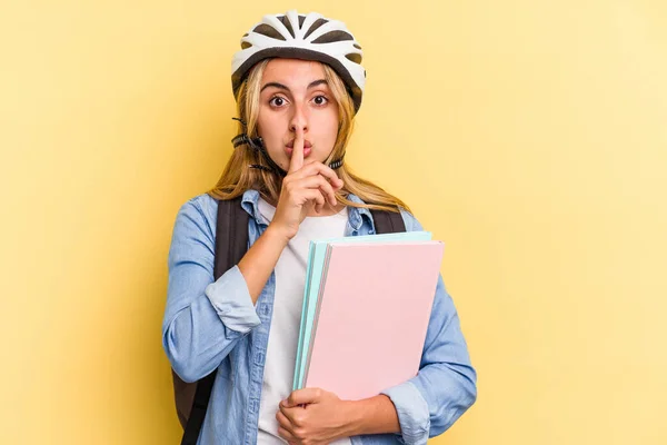 若いです白人学生女性を身に着けています自転車ヘルメット黄色の背景に隔離秘密を維持または沈黙を求めて — ストック写真