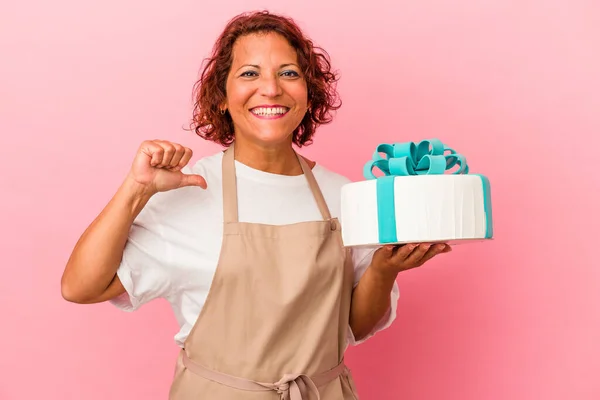 Mujer Latina Pastelera Mediana Edad Sosteniendo Pastel Aislado Sobre Fondo —  Fotos de Stock