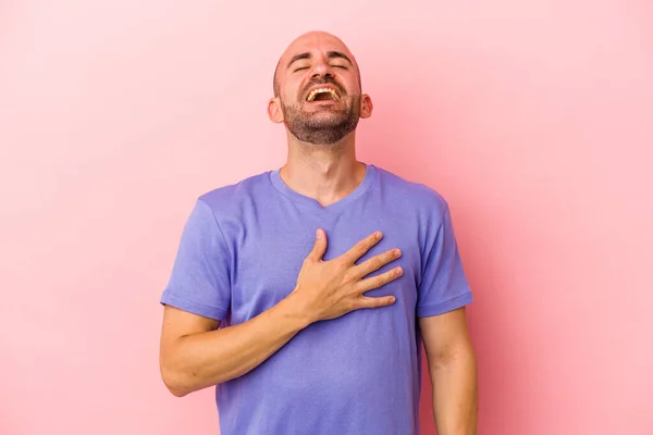 Jovem Homem Careca Caucasiano Isolado Fundo Rosa Voz Alta Mantendo — Fotografia de Stock