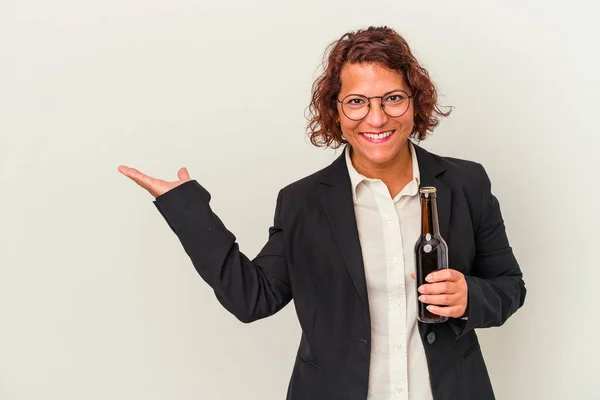 Donna Affari Latina Mezza Età Che Tiene Una Birra Isolata — Foto Stock