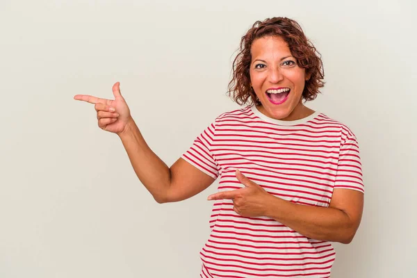 Medelåldern Latinamerikansk Kvinna Isolerad Vit Bakgrund Upphetsad Pekar Med Pekfingrar — Stockfoto