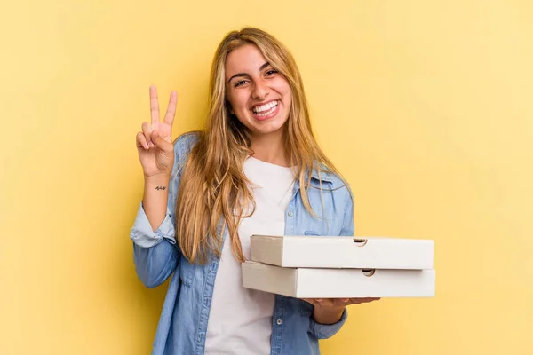 Mladý Kavkazský Blondýny Žena Drží Pizzy Izolované Žlutém Pozadí Ukazující — Stock fotografie