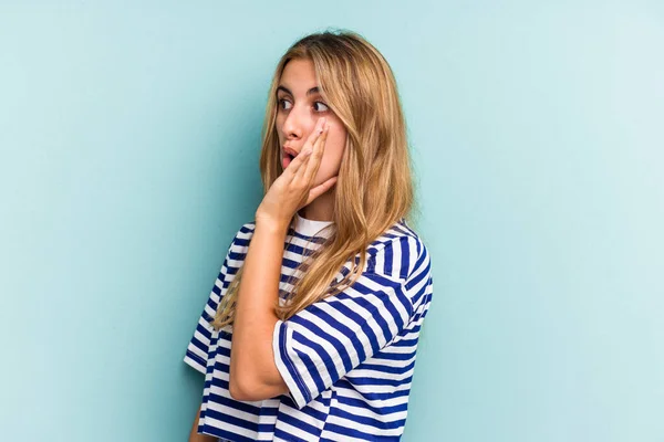 Jonge Kaukasische Blonde Vrouw Geïsoleerd Blauwe Achtergrond Wordt Geschokt Vanwege — Stockfoto