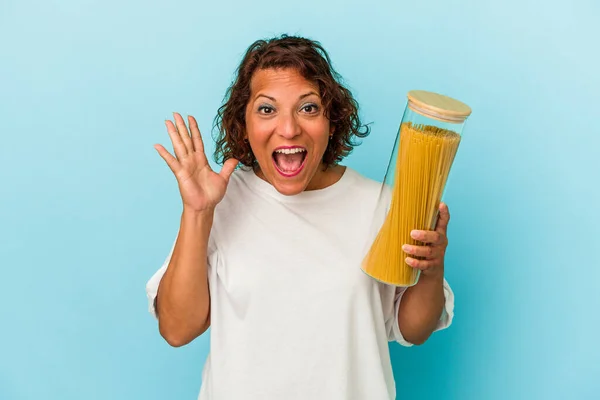 Middle Age Latin Woman Holding Pasta Jar Isolated Blue Background — Stock Photo, Image