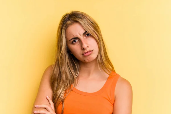 Giovane Donna Bionda Caucasica Isolata Sfondo Giallo Che Annoia Stanca — Foto Stock