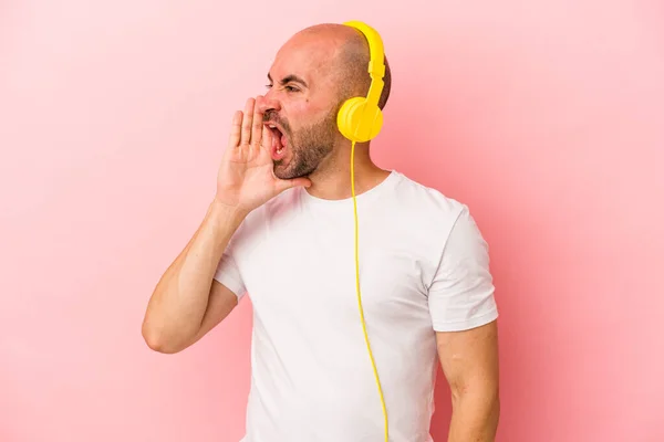 Jonge Kaukasische Kale Man Luisteren Naar Muziek Geïsoleerd Roze Achtergrond — Stockfoto