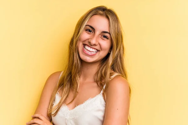 Sarı Arka Planda Izole Edilmiş Genç Beyaz Kadın Mutlu Güler — Stok fotoğraf