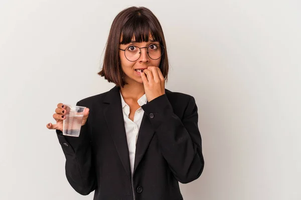 Joven Mujer Negocios Raza Mixta Sosteniendo Vaso Agua Aislado Sobre —  Fotos de Stock