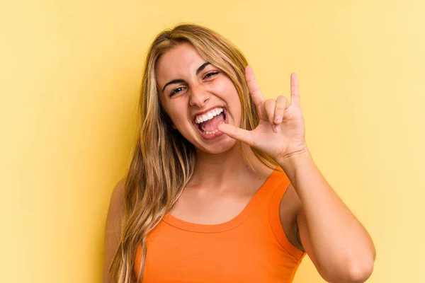 Giovane Donna Bionda Caucasica Isolata Sfondo Giallo Mostrando Gesto Corna — Foto Stock