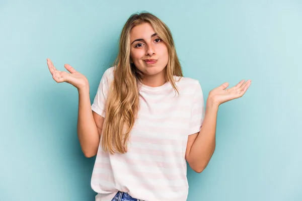 Ung Kaukasiska Blond Kvinna Isolerad Blå Bakgrund Tvivla Och Rycka — Stockfoto