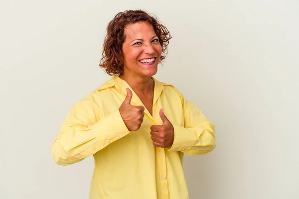 Μεσήλικη Λατίνα Γυναίκα Απομονωμένη Λευκό Φόντο Υψώνοντας Τους Αντίχειρες Χαμογελώντας — Φωτογραφία Αρχείου