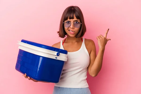 Joven Mujer Raza Mixta Sosteniendo Refrigerador Aislado Sobre Fondo Rosa —  Fotos de Stock