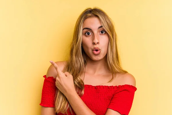 Young Caucasian Blonde Woman Isolated Yellow Background Pointing Side — Stock Photo, Image