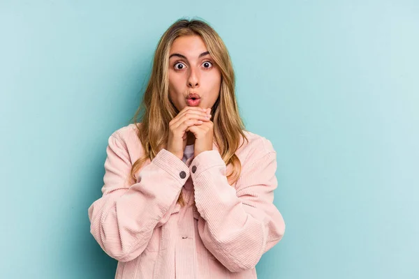 Joven Mujer Rubia Caucásica Aislada Sobre Fondo Azul Rezando Por — Foto de Stock